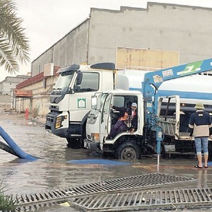 3 احتجازات وإخلاء 5 أسر بحفر الباطن بسبب الأمطار