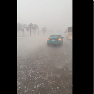 بالفيديو | زخات كثيفة من البرد تُمطر سماء الرياض اليوم الأربعاء في مشهد لا يتكرر كثيرا