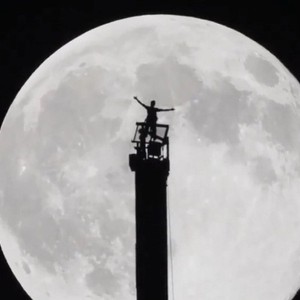 شاهد: ولي عهد دبي بجوار القمر العملاق فوق برج خليفة