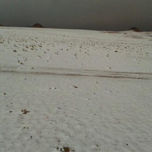 ثلوج تبوك.. تكسو "ظهر حقل" باللون الأبيض