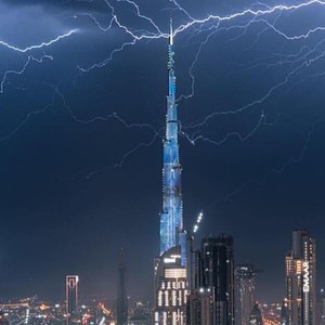 الإمارات | استمرار فرص الأمطار اليوم وزخات من الثلج متوقعة على قمم الجبال 
