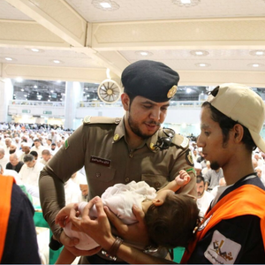 رجل أمن سعودي ينقذ "رضيعة" قبل سقوطها بالمسجد الحرام