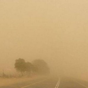 الآن | انعدام مدى الرؤية الأفقية على الطريق الصحراوي بسبب الغبار الكثيف... شاهد الفيديو 