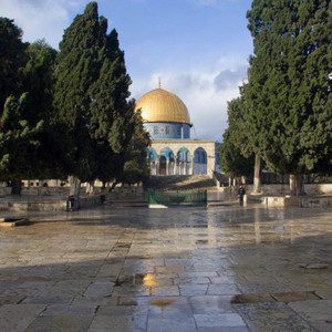 زخات من المطر على فترات وانخفاض آخر على الحرارة نهار الجمعة