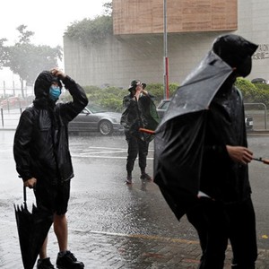 هونج كونج تتأهب لإعصار والمدارس والأسواق المالية تغلق أبوابها