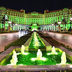 العالم ينتظر مشاهدة أكبر شاشة عرض في العالم بمناسبة العيد الوطني