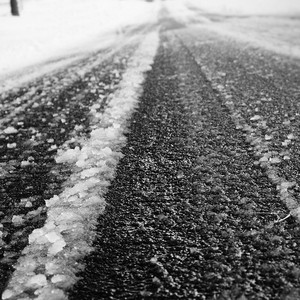 الدفاع المدني: جميع طرق عمان مغلقة بسبب الإنجماد