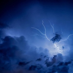 السعودية الساعة 2:00 فجراً | سحب رعدية تؤثر على وسط السعودية تشمل محافظة الدوادمي مرفقة بهطول أمطار متفاوتة الغزارة