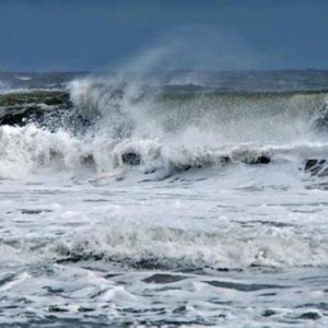 الامارات : المركز الوطني ينبه من رياح نشطة السرعة تتسبب باضطراب الامواج 