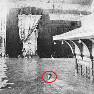 بالفيديو | قصة البحريني الذي طاف سباحة حول الكعبة خلال فيضان مكة عام 1941م