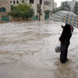 إنقاذ 5 أشخاص محاصرين بسبب تجمع مياه الأمطار في إربد