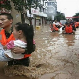 اعصار سيروجا يتسبب بفيضانات وانهيارات أرضية تخلف عشرات القتلى في إندونيسيا وتيمور الشرقية 
