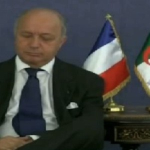 بالفيديو: وزير الخارجية الفرنسي يغطّ في النوم أثناء لقاء رسمي