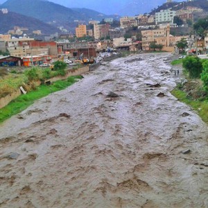 بالصور: جريان الأودية في جازان بعد هطول الأمطار والدفاع المدني يحذر 