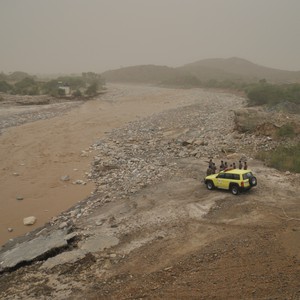 السيول تحاصر القرى وتجبر الطلاب على النزول بالطريق في جازان