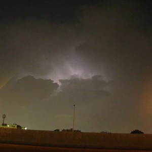 بالصور: ومضة برق تحول ليل جدة إلى نهار