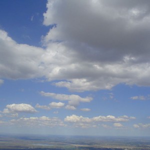 منتصف الأسبوع القادم : أجواء حارة بشكل واضح ، وفرصة زخات رعدية محلية من المطر