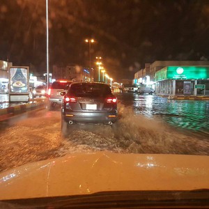 أمطار محايل تسقط أعمدة الكهرباء