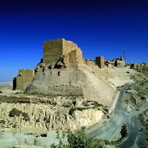 السيول الجارفة تكشف عن صناديق ذهب في الكرك 