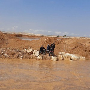 الدفاع المدني ينقذ شخصين حاصرتهم مياه السيول في محافظة الزرقاء