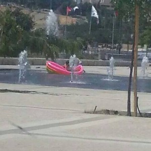  بالصور: أب وابنه يسبحان في مياه نافورة في الاردن