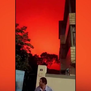 بعد لحظات الذعر التي عاشها سكان مدينة تشوشان الصينية.. خبراء الأرصاد يوضحون سبب تحول السماء فجأة إلى اللون الأحمر