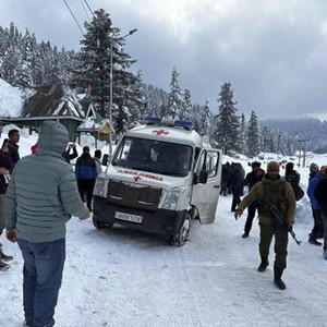 طمروا بالثلج.. انهيار ثلجي في كشمير يودي بحياة متزلجين ونجاة 21 آخرين