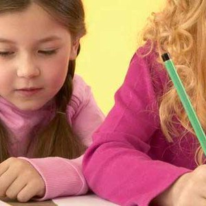 نصائح لتحسين خط طفلك في الكتابة