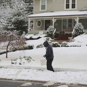 غرامة مالية على "جون كيري" بسبب تراكم الثلج أمام منزله!