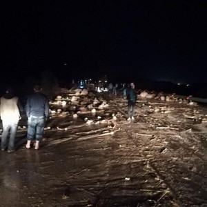 بالصور.. سيول جارفة تقطع الطرق في أغوار الكرك 