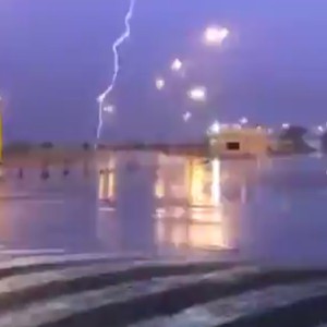 صاعقة قوية تضرب منفذ السالمي في الكويت