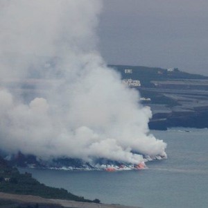 بالفيديو | وصول حمم بركان لا بالما إلى المحيط وسط تصاعد أعمدة الدخان والغازات السامة