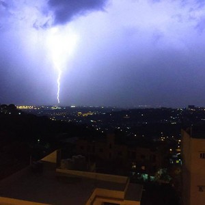 زخات محلية رعدية من المطر مُحتملة هذه الليلة، والفرصة تُصبح أشمل نهار الجمعة