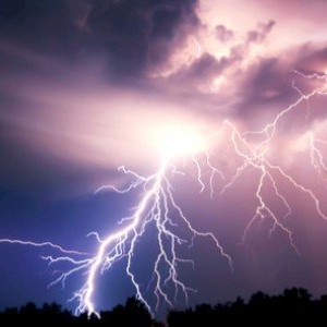 ينبع - السعودية | مشاهد للبروق القوية والأمطار الغزيرة صباح اليوم الاثنين 10-1-2022