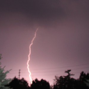 عواصف رعدية مصحوبة برياح قوية وأمطار غزيرة فجر الإثنين