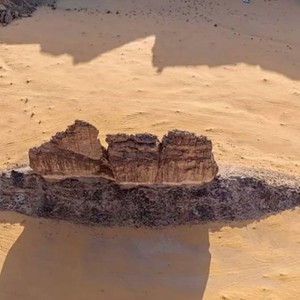 السعودية | بين السمكة والغواصة .. جبل صخري يثير الدهشة بشكله العجيب في العلا