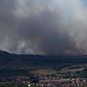 بسبب الُأحوال الجوية... انتشار حريق في شمال إنجلترا وإعلانه حادثا كبيرا