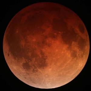 موعد بدء ظاهرة خسوف القمر العملاق فجر الاثنين بالتوقيت المحلي لكل دولة عربية