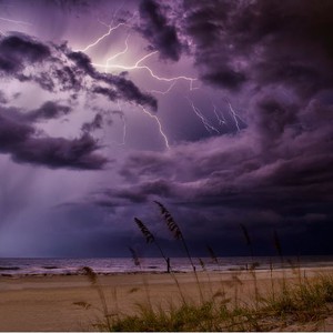 المغرب الساعة 8:15 صباحاً | جدار من السحب الرعدية يقترب من المناطق الساحلية مرفق برياح قوية وأمطار متفاوتة الغزارة في بعض المناطق