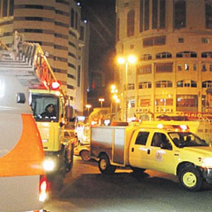 فرق الدفاع المدني تباشر حادثاً مروعاً على طريق الهجرة