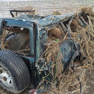 بالصور.. نجاة زوجان من الغرق بعد أن حطّم السيل مركبتهما بمكة