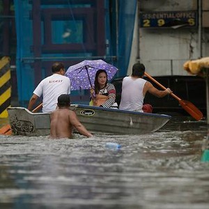 بالصور .. عاصفة مدارية تغرق أجزاءً من الفلبين وتغلق الأسواق والمدارس