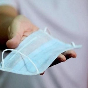 "الأوبئة" توصي بإلغاء الكمامة في الأماكن المغلقة في الأردن