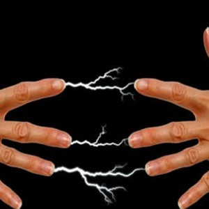 تعرف على أسباب "التكهرب" عند لمس الأجسام هذه الأيام!