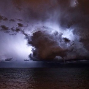 جدة : زخات رعدية من الامطار مساء يوم الثلاثاء