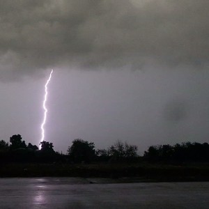 استمرار الأمطار الرعدية على جنوب غرب السعودية حتى نهاية الأسبوع 