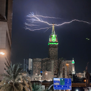 Video | Distinctive scenes of thunderbolts and lightning lighting the sky of Makkah Al-Mukarramah tonight