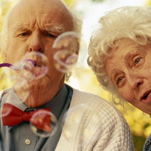 لهذا السبب تعيش النساء لمدة أطول من الرجال!