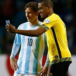 في لقطة طريفة .. لاعب منتخب جمايكا يلتقط سيلفي مع ميسي