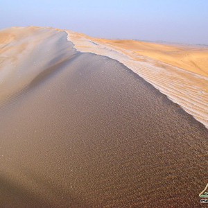 صور نادرة لتشكُل الصقيع على كُثبان الرمال في السعودية 